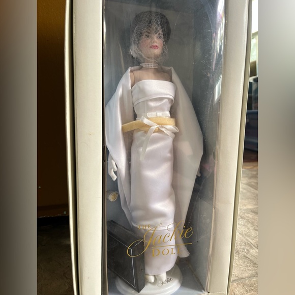 Jackie Kennedy porcelain doll - Picture 2 of 5